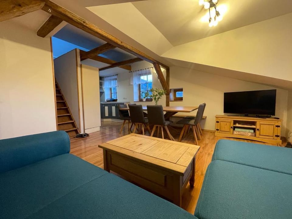Communal lounge/ TV room, TV and multimedia, Living room, Seating area, Dining area