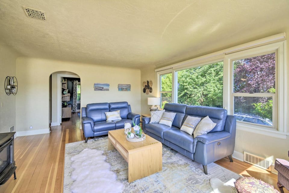 Direct Beach Access Getaway on Port Orchard! House in Bainbridge Island