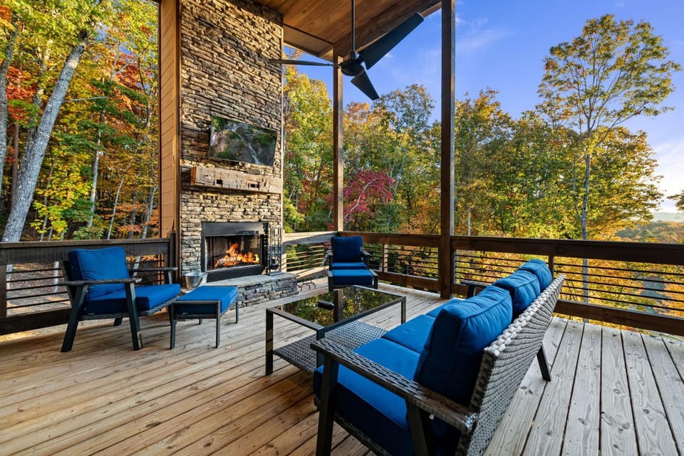 Honeysuckle Chalet - Luxe Mountain Chalet - Hot Tub, Wi-Fi, Pool Table, Party Deck, Fire Pit - 15 mins to Blue Ridge! Chalet in Union County
