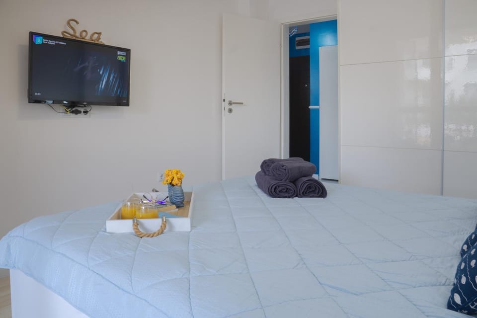 Bed, TV and multimedia, Bedroom, towels