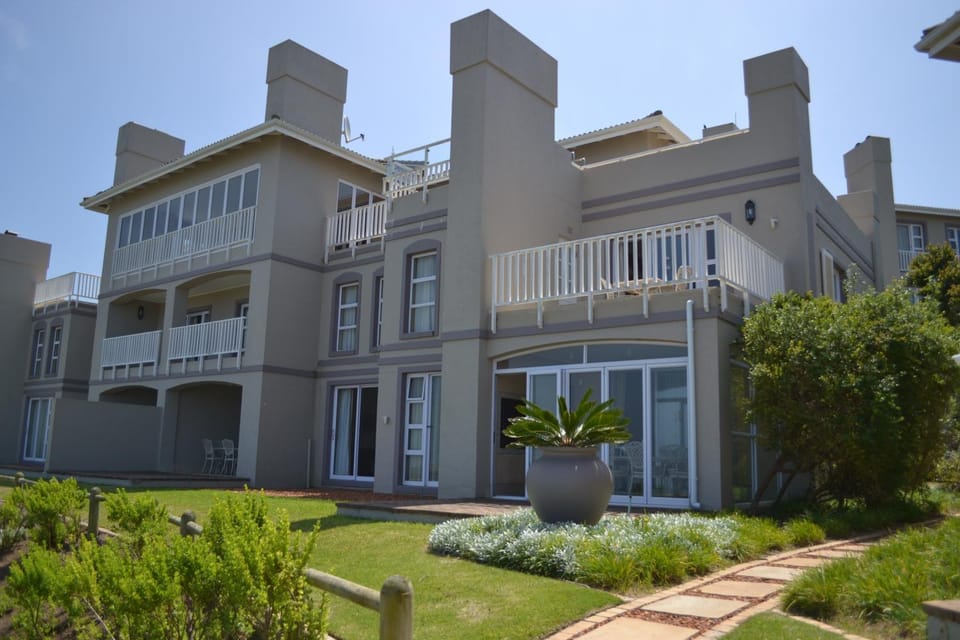 Property building, Balcony/Terrace, Pool view, Sea view
