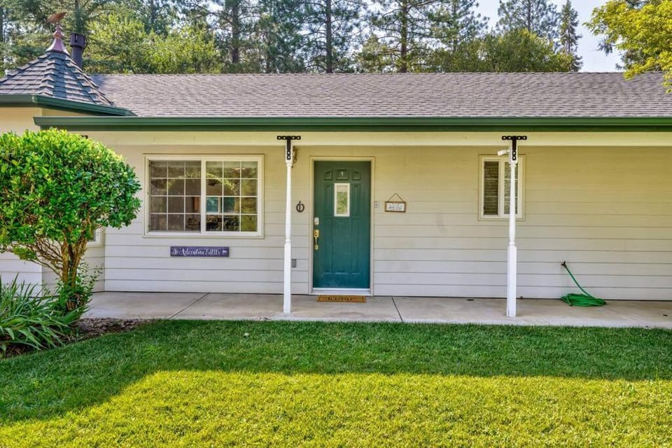 Acorn House - Charming house in green heaven with pool table with lovely backyard House in Sierra Nevada