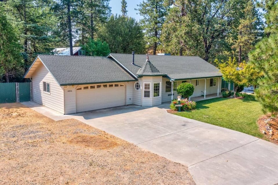 Acorn House - Charming house in green heaven with pool table with lovely backyard House in Sierra Nevada