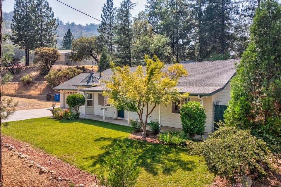 Acorn House - Charming house in green heaven with pool table with lovely backyard House in Sierra Nevada