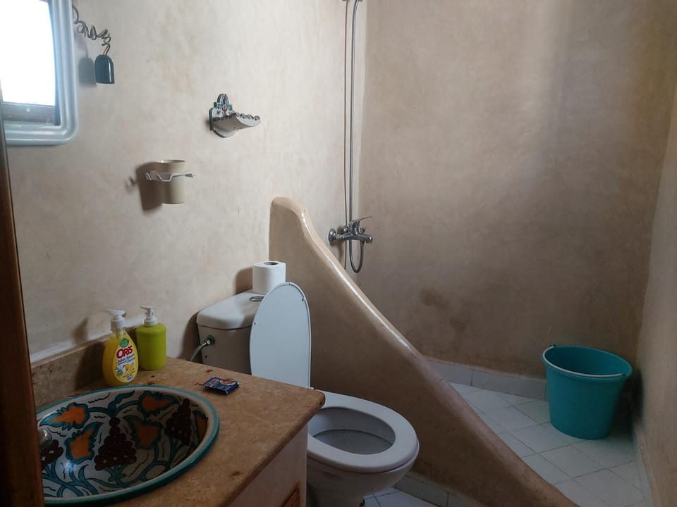 Shower, Toilet