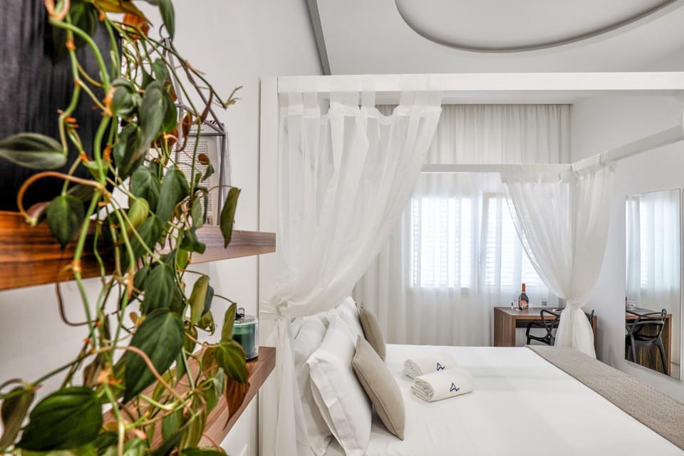 Bed, Hot Tub, TV and multimedia, Balcony/Terrace, Photo of the whole room, Bedroom, Text overlay, Alcoholic drinks, hair dryier, heating, towels, acessibility