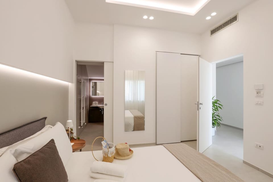 Bed, Hot Tub, Living room, Photo of the whole room, Seating area, Bedroom, hair dryier, safe, towels, wardrobe, acessibility