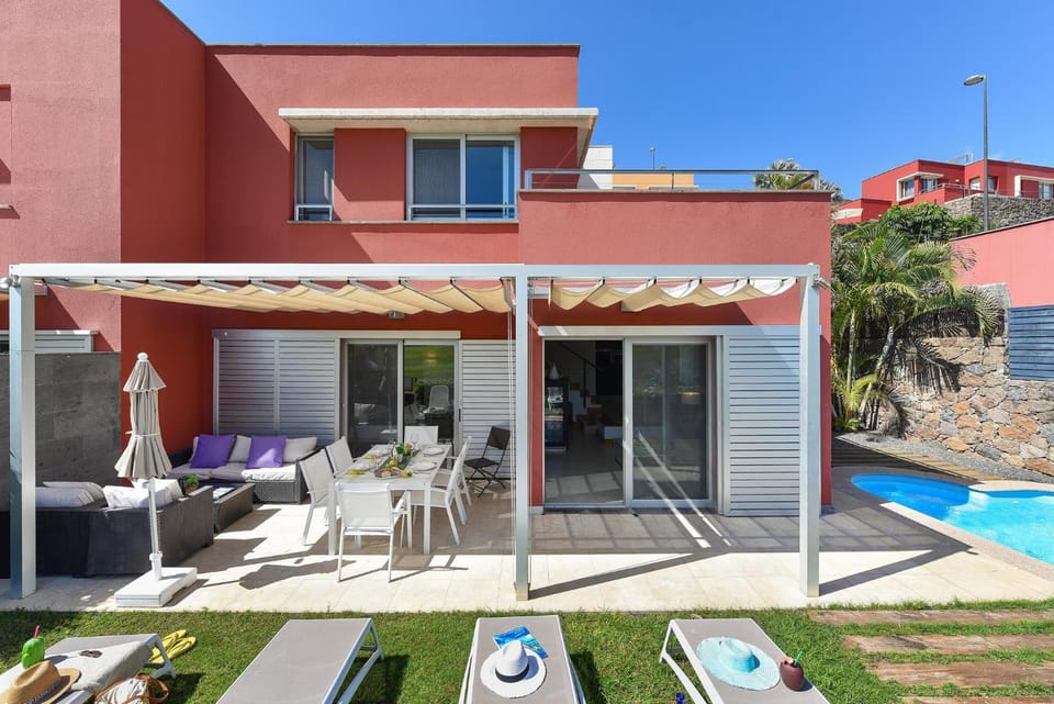 Property building, Day, Balcony/Terrace, Pool view, Swimming pool, sunbed