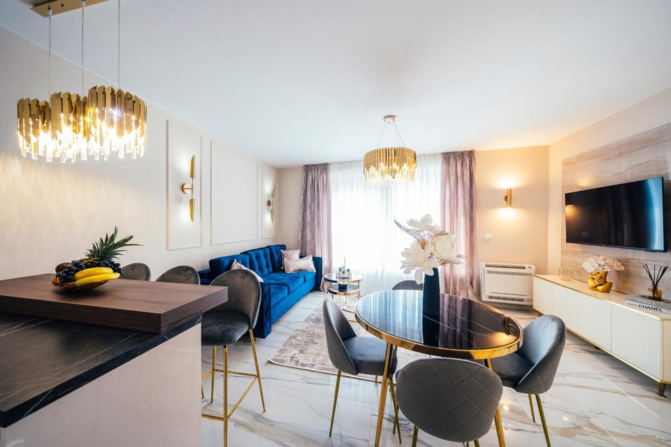 Communal lounge/ TV room, TV and multimedia, Living room, Seating area, Dining area