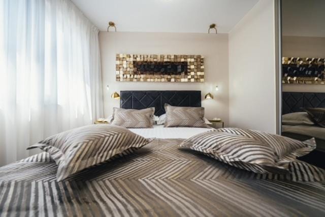 Bed, Bedroom, towels