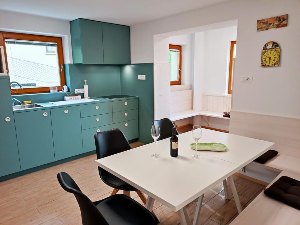 Dining area, kitchen