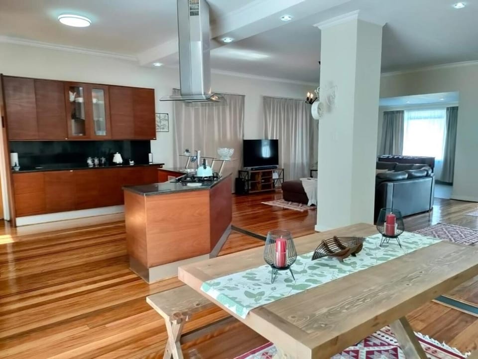 Dining area, kitchen