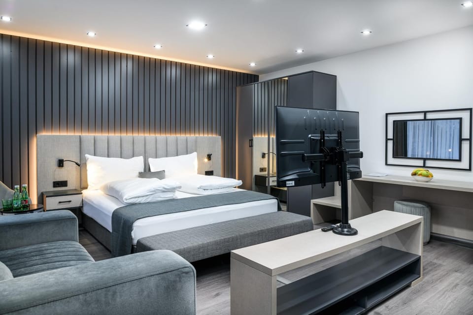 Communal lounge/ TV room, Bed, TV and multimedia, Living room, Photo of the whole room, Seating area, Evening entertainment, Bedroom, hair dresser