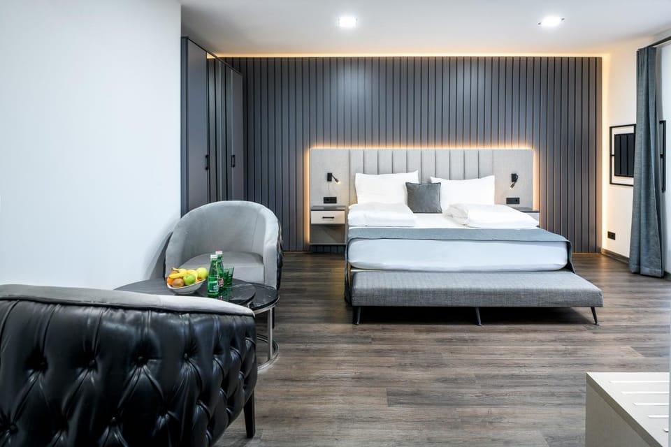 Bed, Living room, Photo of the whole room, Seating area, Bedroom