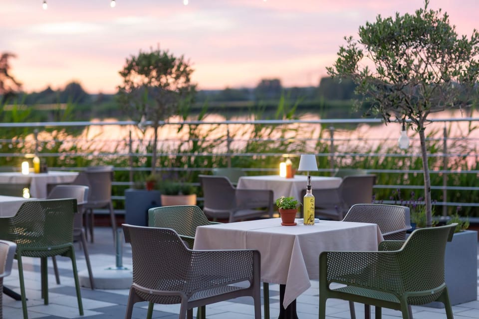 Restaurant/places to eat, Lake view