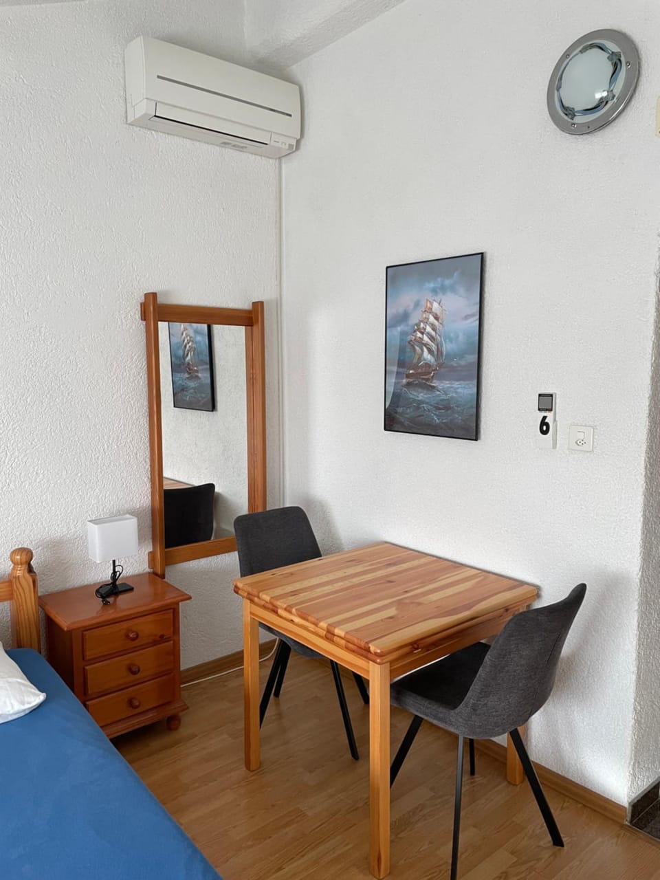 Photo of the whole room, Bedroom, air conditioner