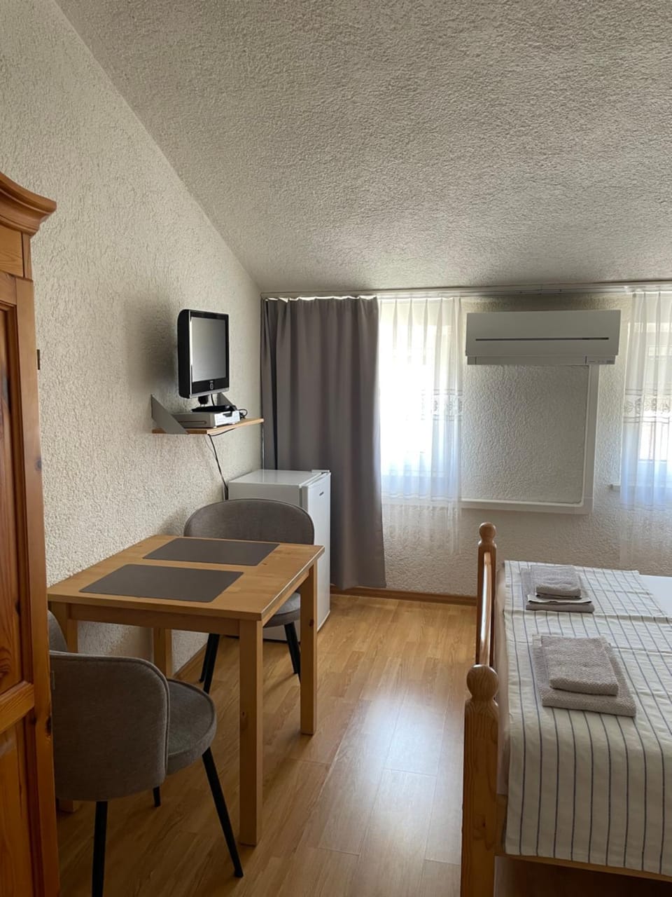 Photo of the whole room, Bedroom, air conditioner