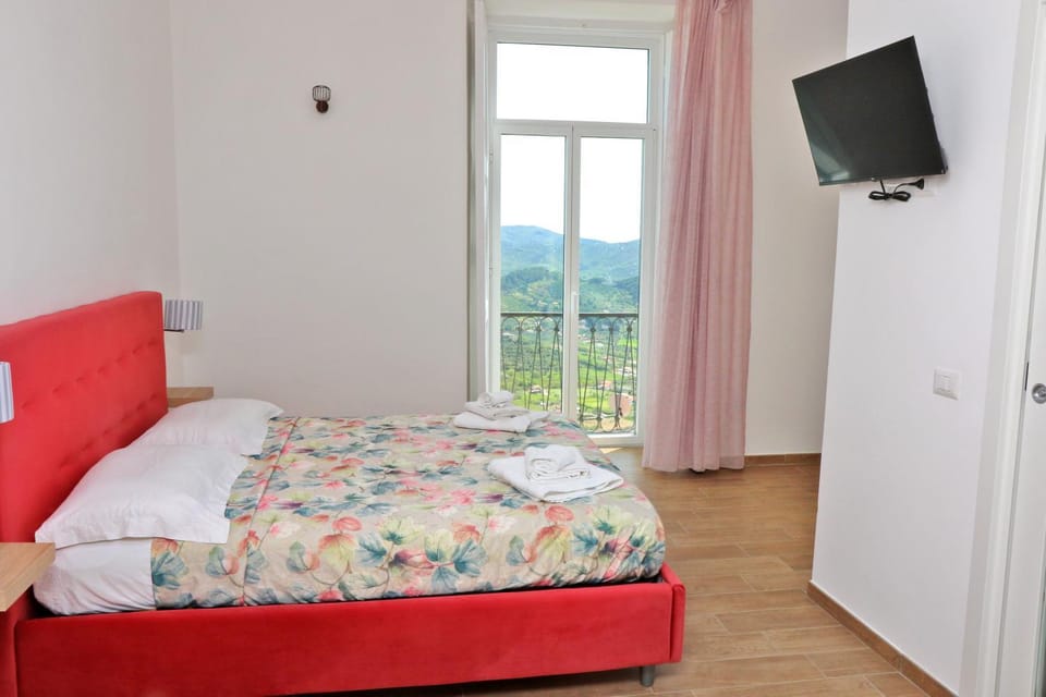 Bed, TV and multimedia, Photo of the whole room, Bedroom