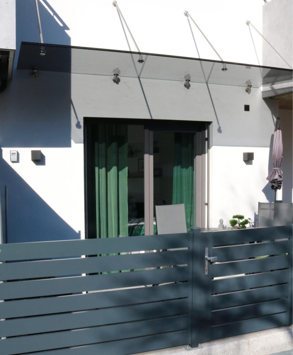 Facade/entrance, Balcony/Terrace