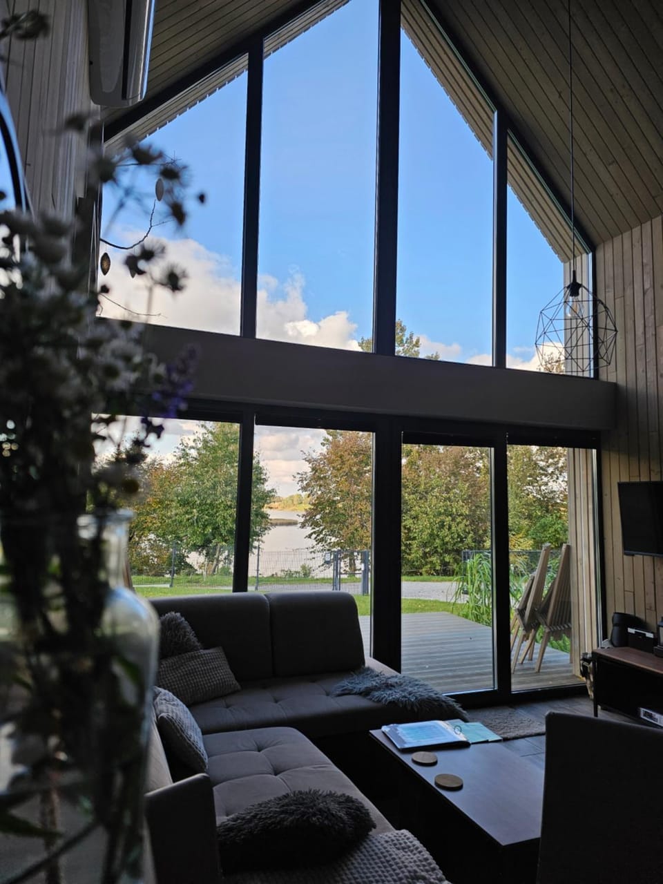 Day, Natural landscape, Garden, View (from property/room), Balcony/Terrace, Living room, Seating area, Garden view, Lake view, Lake view