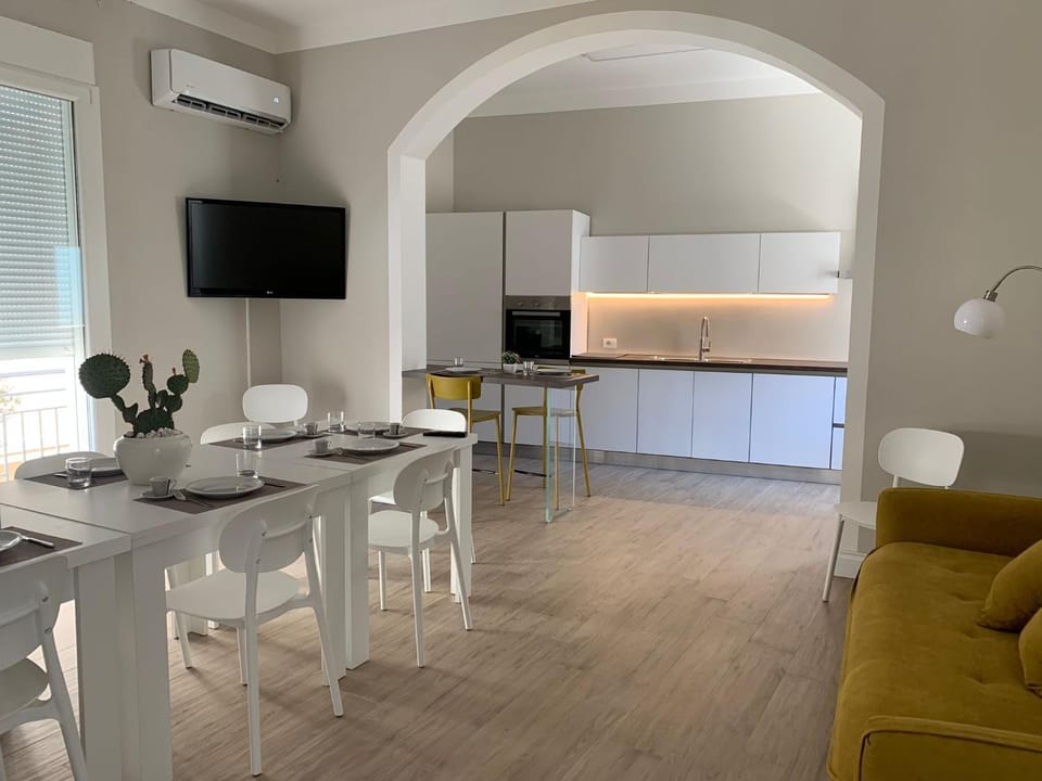 Communal lounge/ TV room, TV and multimedia, Living room, Seating area, Dining area
