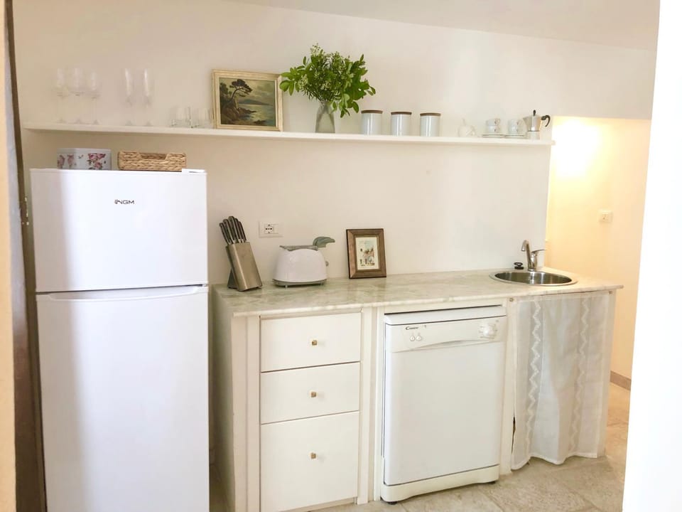 Coffee/tea facilities, Kitchen or kitchenette, dishwasher, toaster