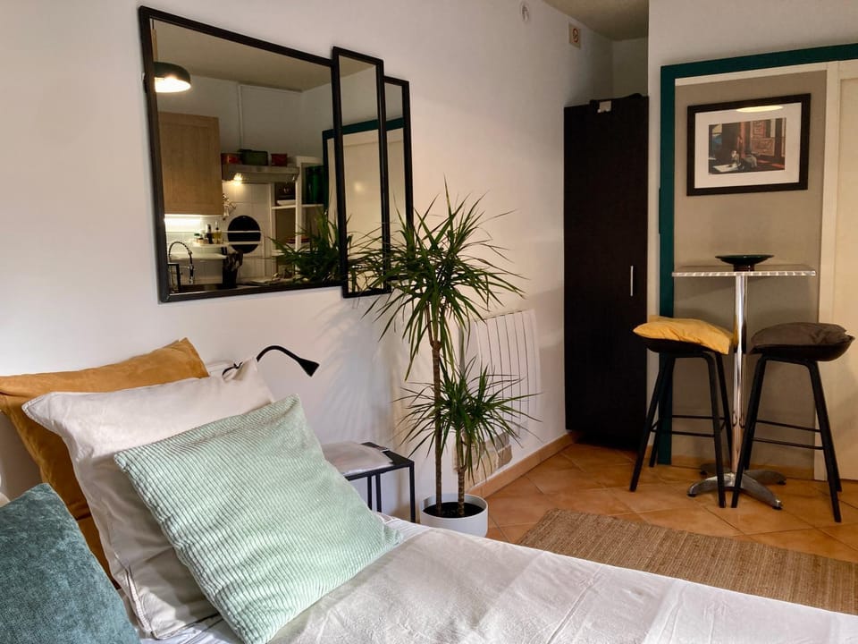 Bed, Dining area, Bedroom, wardrobe