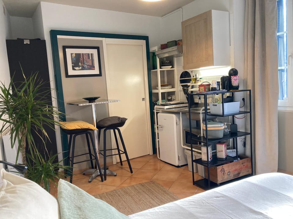Coffee/tea facilities, Kitchen or kitchenette, Photo of the whole room, Dining area, toaster