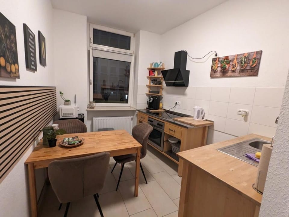 Coffee/tea facilities, Kitchen or kitchenette, Dining area, microwave