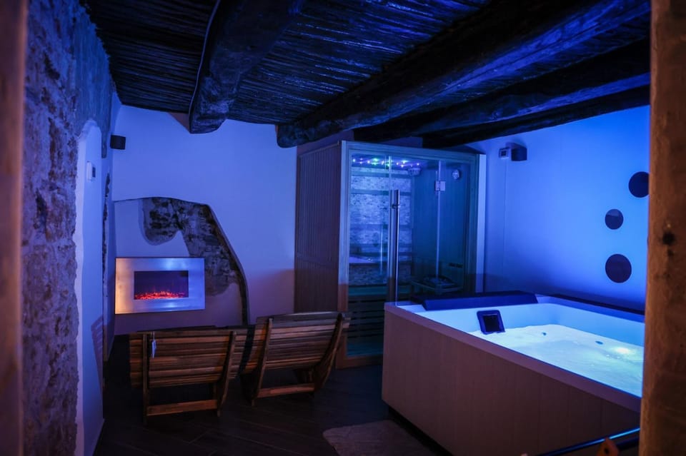 Photo of the whole room, Swimming pool