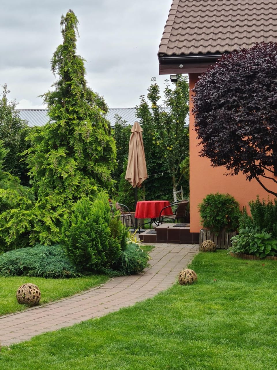 Property building, Facade/entrance, Garden, Garden view, Garden view