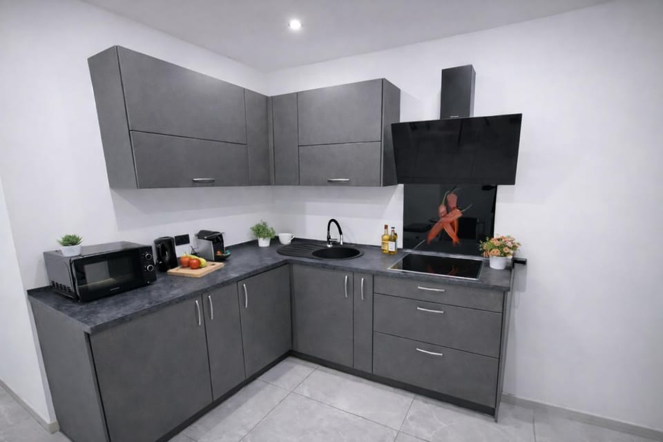 Coffee/tea facilities, Kitchen or kitchenette, stove