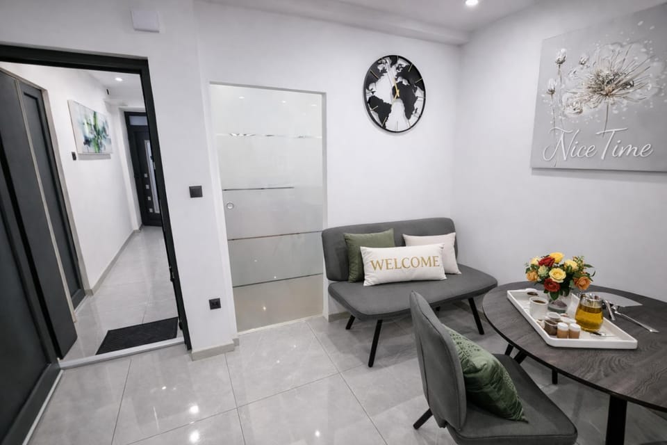 Seating area, Dining area