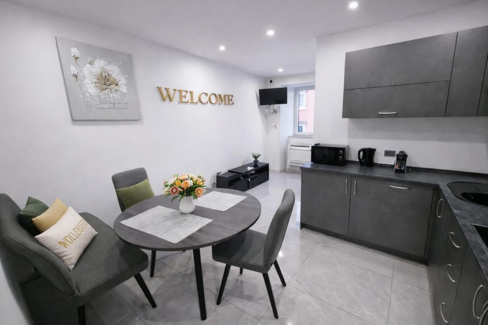 TV and multimedia, Kitchen or kitchenette, Living room, Seating area, Dining area