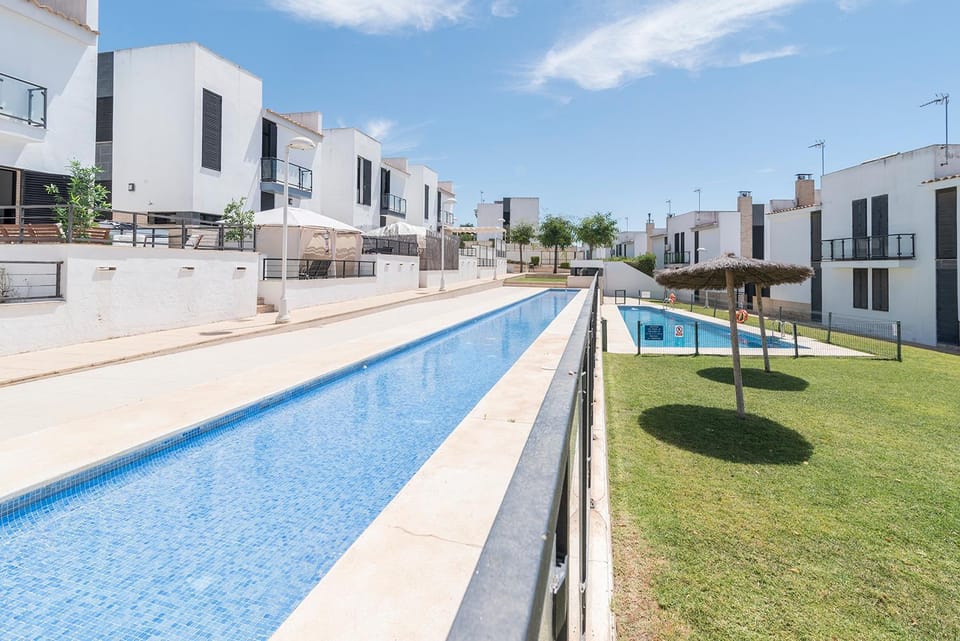 Day, Pool view, Swimming pool, sunbed