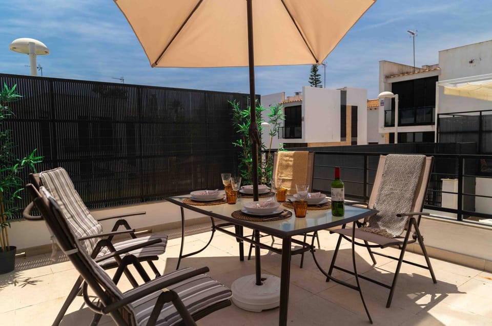Patio, Day, BBQ facilities, sunbed