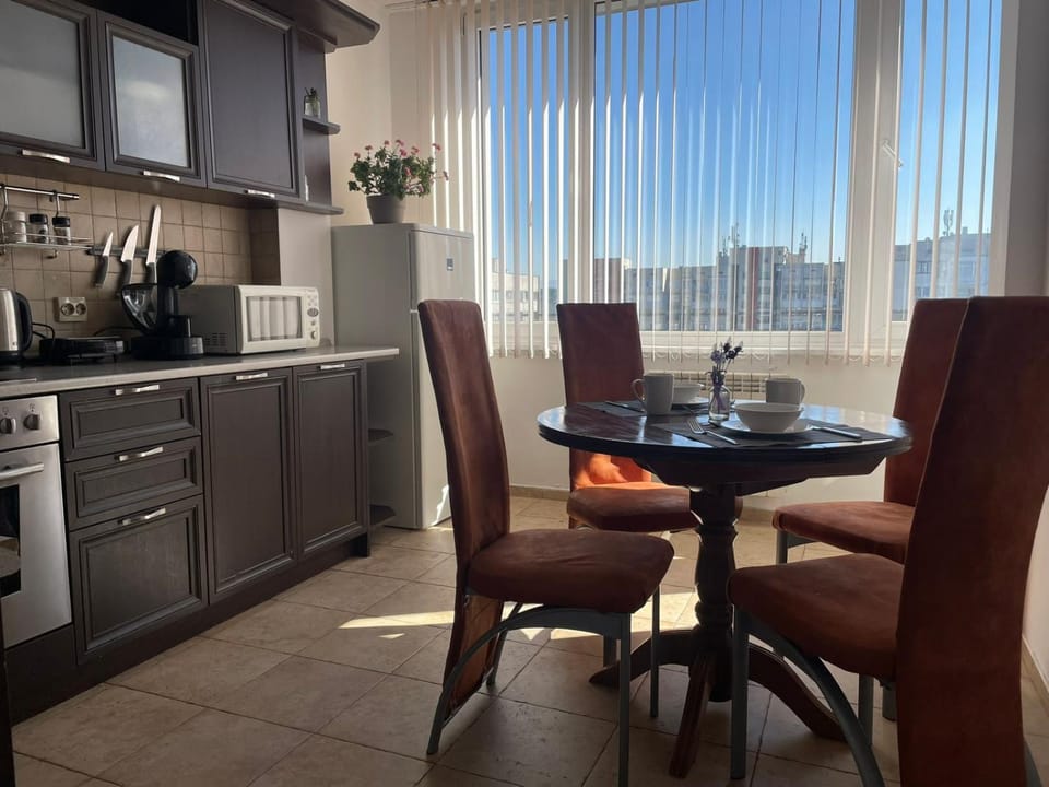 View (from property/room), Kitchen or kitchenette, Dining area, City view, microwave, oven