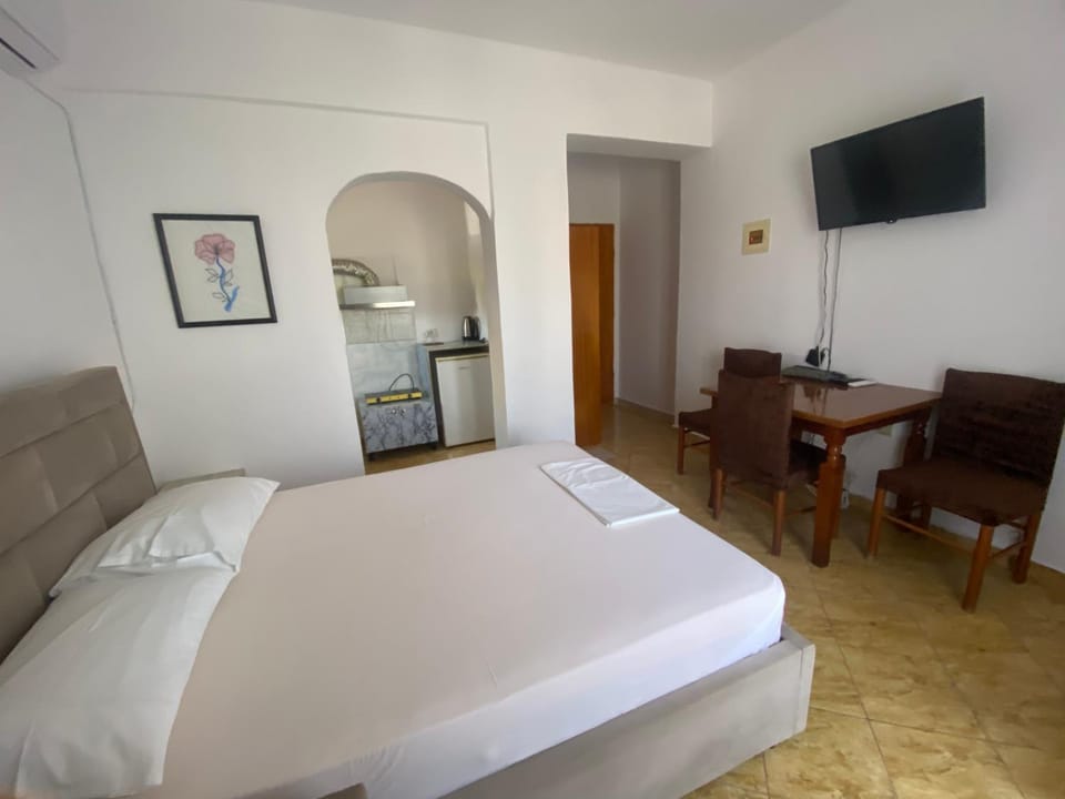 Bed, TV and multimedia, Kitchen or kitchenette, Photo of the whole room, Dining area