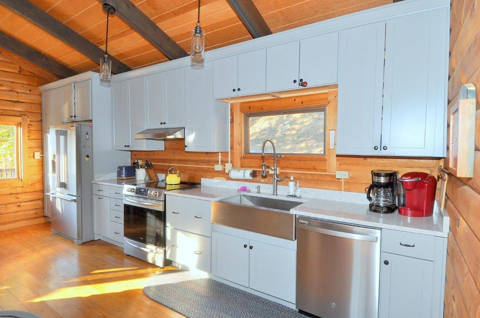 Coffee/tea facilities, Kitchen or kitchenette, dishwasher, oven, stove, toaster