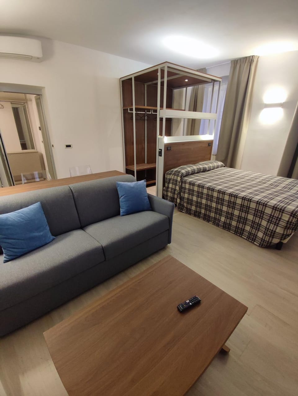 Bed, Living room, Photo of the whole room, Seating area, Bedroom
