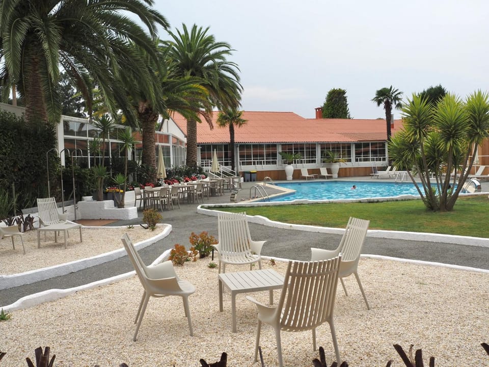 Property building, Day, Balcony/Terrace, Lounge or bar, Pool view, Swimming pool, sunbed