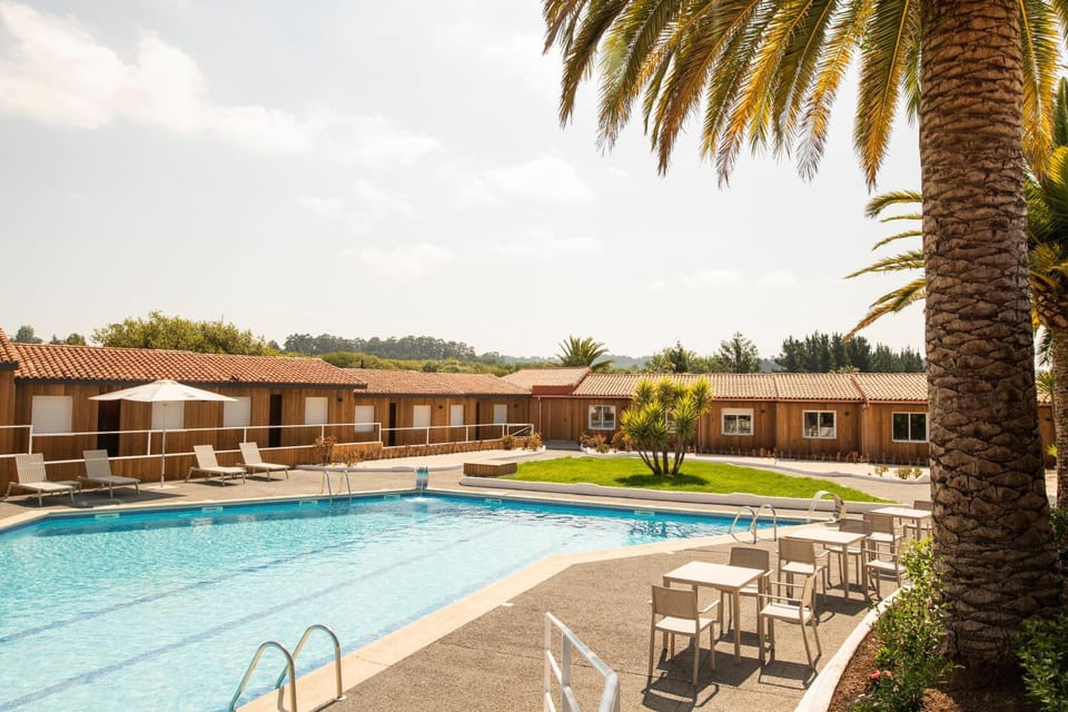 Property building, Day, Balcony/Terrace, Lounge or bar, Pool view, Swimming pool