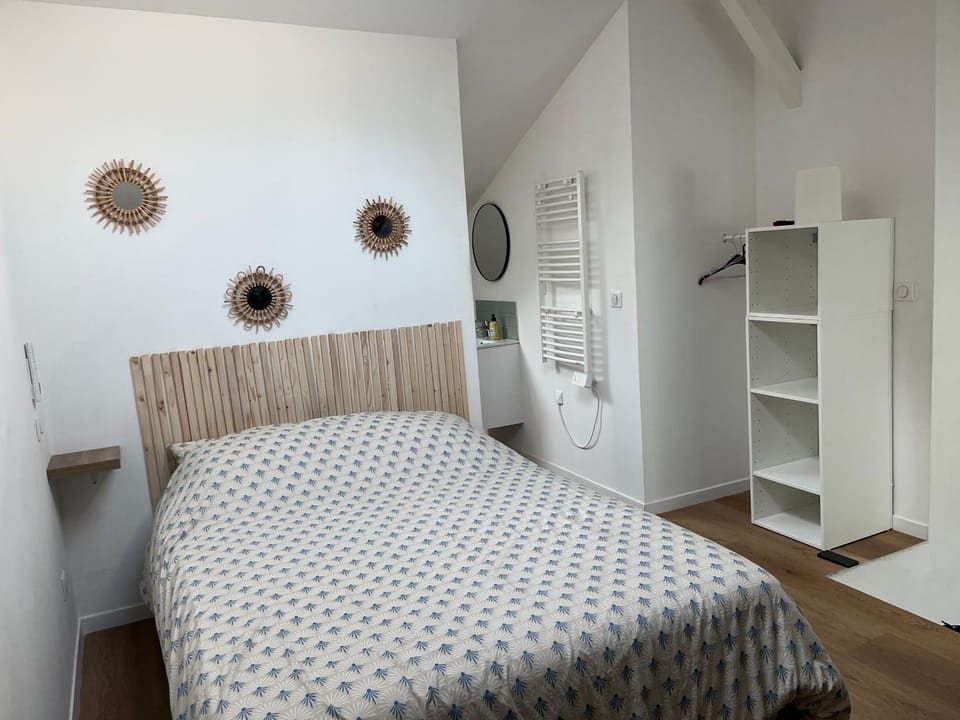 Photo of the whole room, Bedroom