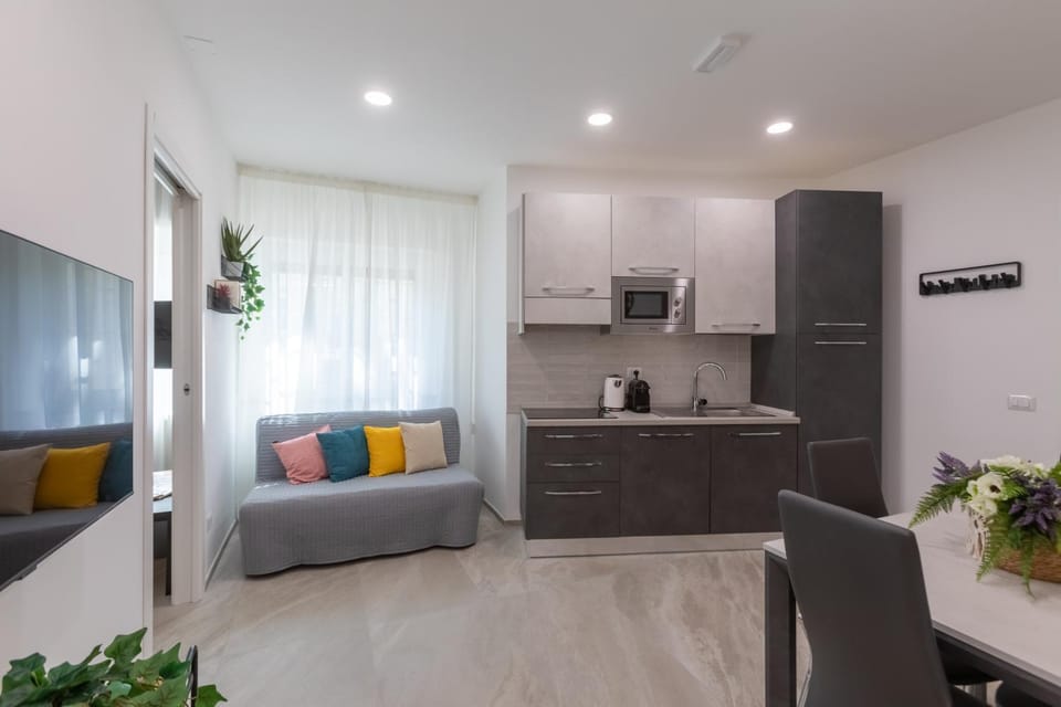 Kitchen or kitchenette, Living room, Seating area, Dining area, Communal kitchen