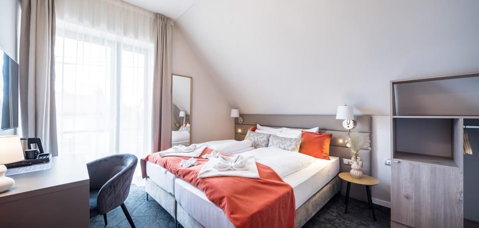 Bed, TV and multimedia, Photo of the whole room, Bedroom, hair dresser, wardrobe