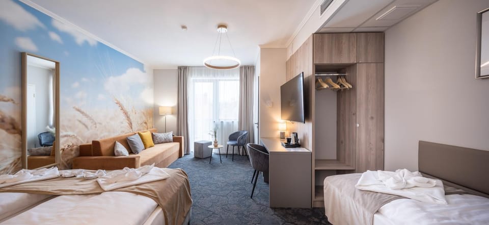 Bed, TV and multimedia, Photo of the whole room, Bedroom, towels, wardrobe