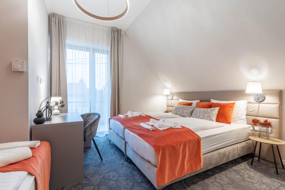 Bed, Photo of the whole room, Seating area, Bedroom, towels
