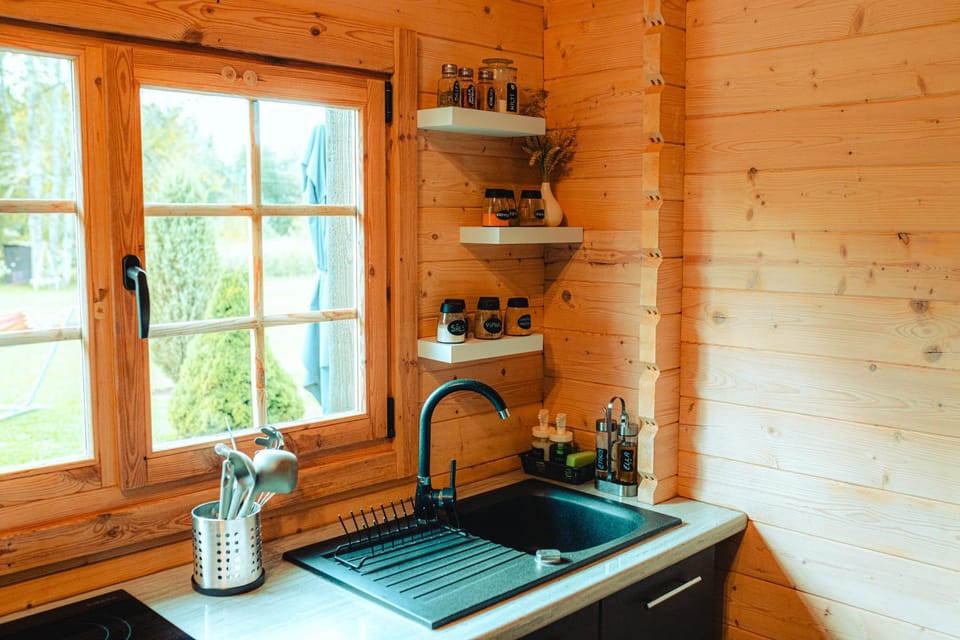 Coffee/tea facilities, Kitchen or kitchenette, stove