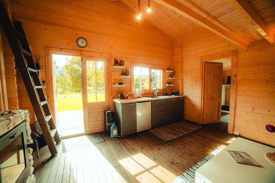 Coffee/tea facilities, Kitchen or kitchenette, Living room, Seating area, Dining area, fireplace, stove, air conditioner