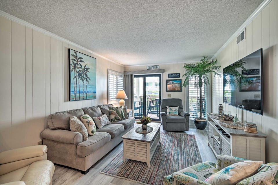 Myrtle Beach Condo w/ On-Site Pool & Beach Access House in Myrtle Beach